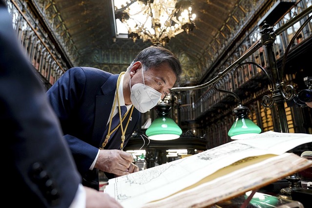 ▲ 스페인을 국빈 방문 중인 문재인 대통령이 16일(현지시간) 스페인 마드리드 상원의사당에서  상·하원 합동 연설을 마친 후 상원 도서관을 방문. '조선왕국전도'를 살펴보고 있다. ⓒ청와대