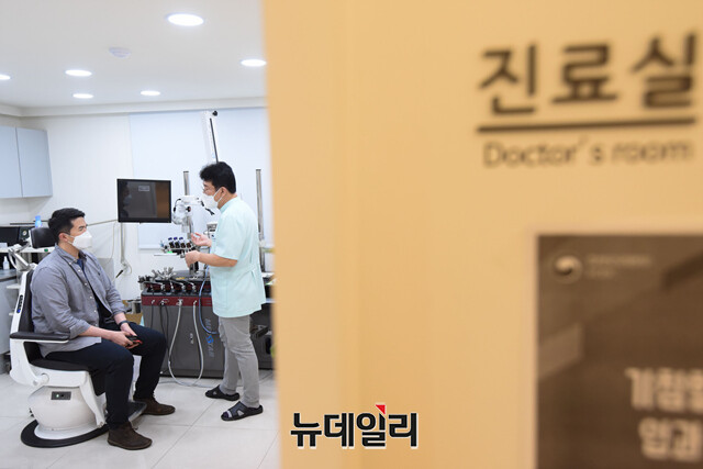 ▲ 정부가 아스트라제네카(AZ) 백신 물량 부족에 따라 지난 2분기에 동네 병·의원에서 AZ 백신으로 1차 접종을 완료한 76만 명에 대해 '교차 접종'을 추진한다. ⓒ뉴데일리 DB