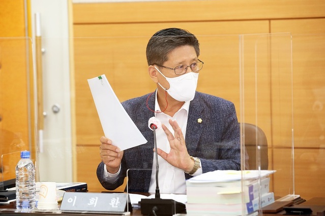 ▲ 유성구의회 이희환 부의장이 17일 구의회에서 집행부에 발전소 주변 주민 지원강화 대책마련 요구하고 있다.ⓒ유성구의회