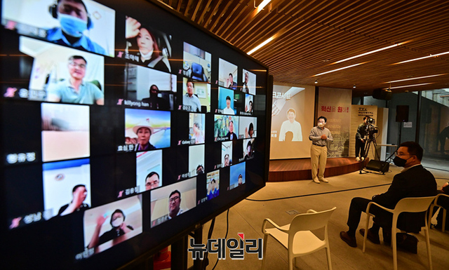 ▲ 17일 열린 원희룡 제주도지사의 토크콘서트 겸 팬클럽 발대식에 코로나 여파로 직접 참여하지 못한 20여명이 '줌' 화상회의로 참여하고 있다. ⓒ정상윤 기자