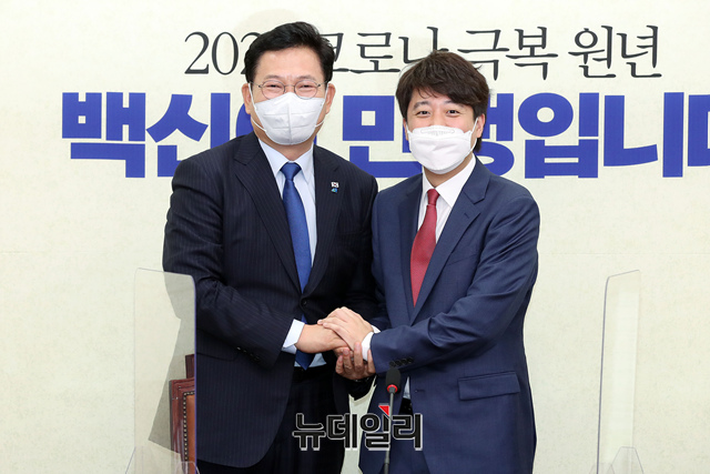 ▲ 이준석 국민의힘 대표가 17일 오후 국회에서 송영길 더불어민주당 대표를 예방해 기념촬영을 하고 있다.ⓒ이종현 기자(사진=공동취재단)