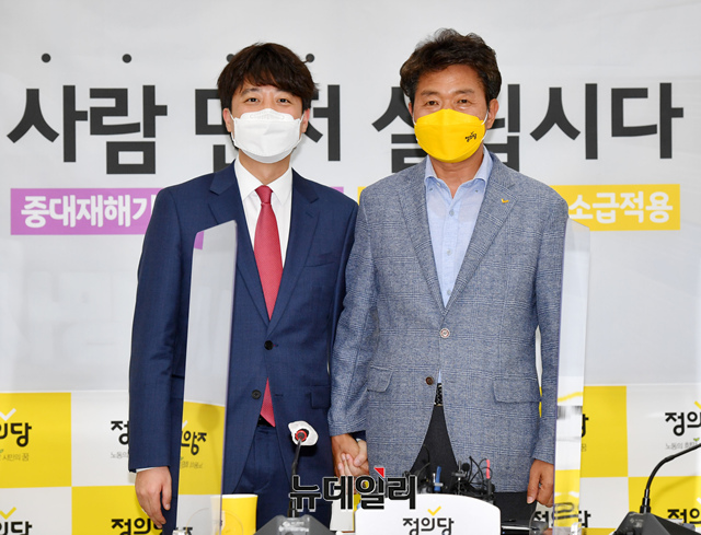 ▲ 이준석 국민의힘 대표는 17일 오후 국회 본관 정의당 당대표실을 방문해  여영국 정의당 대표와 인사를 나눴다.ⓒ이종현 기자(사진=공동취재단)