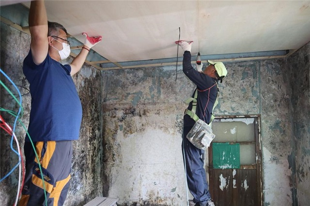 ▲ 의성군은 (사)의성군종합자원봉사센터, 대구지방검찰청 의성지청, 법무부 청소년 범죄예방위원 의성지역협의회와 함께 사랑의 집 고쳐주기 사업을 진행했다.ⓒ의성군