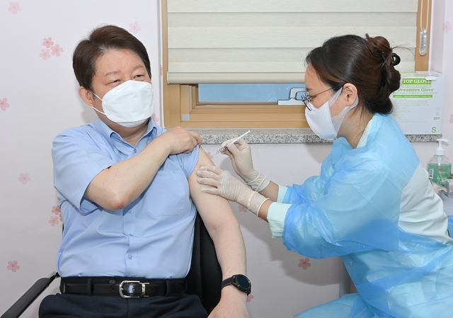 ▲ 권영진 대구시장은 17일 중구보건소에서 2차 접종을 실시했다.ⓒ대구시