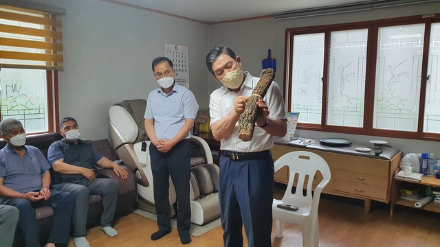 ▲ 청도농협(조합장 박영훈)은 15일부터 직접 관내 영농현장을 방문해 떫은감 재배기술관련 영농지도활동을 펼치고 있다.ⓒ청도농협