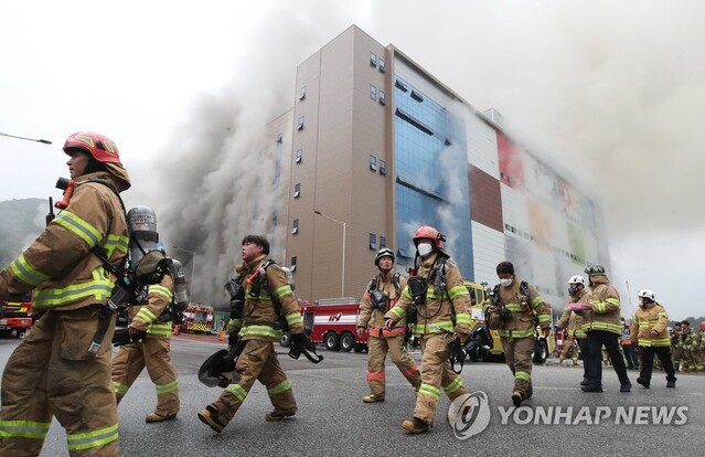 ▲ 경기도 이천에 위치한 쿠팡 덕평물류센터 화재로 로켓배송에 차질이 생겼다. 쿠팡은 인천센터 등으로 배송 물량을 나누며 로켓배송에 차질이 없게 한다는 방침이다.ⓒ연합뉴스
