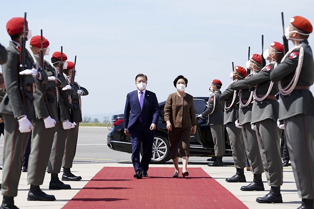 ▲ 오스트리아 국빈 방문을 마친 문재인 대통령과 김정숙 여사가 다음 순방국인 스페인으로 향하기 위해 15일(현지시간) 오스트리아 비엔나 국제공항에 도착해 공군1호기에 오르고 있다. ⓒ청와대