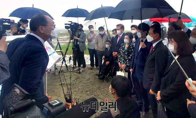 ▲ 이준석 국민의힘 대표 등 지도부가 18일 오전 전북 군산 새만금 사업지를 찾아 현장 브리핑을 듣고 있다.ⓒ이도영 기자
