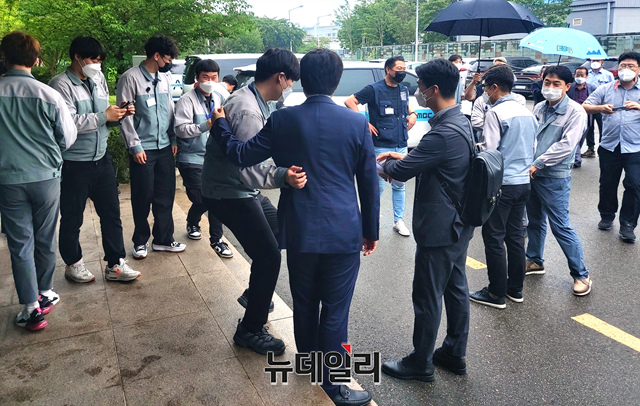 ▲ 이준석 국민의힘 대표가 18일 오후 전북 군산에 위치한 전기차 생산 업체 명신 공장을 방문해 직원들과 사진촬영을 하고 있다.ⓒ이도영 기자