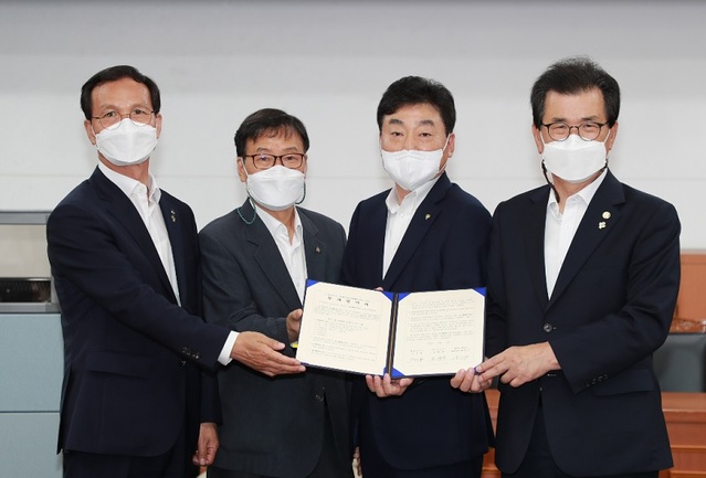 ▲ 18일 충북도에서 가진 충북도 ·음성군·㈜DB하이텍 협약식 장면. ⓒ충북도