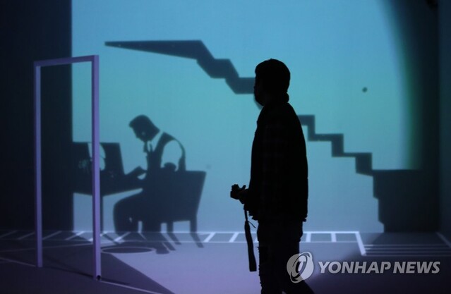 ▲ 문준용 작가가 지난해 10월 22일 '2020 파라다이스 아트랩 페스티벌' 개막을 하루 앞두고 영종도 파라다이스 시티에서 증강현실을 이용한 자신의 작품을 시연하고 있다. ⓒ연합뉴스