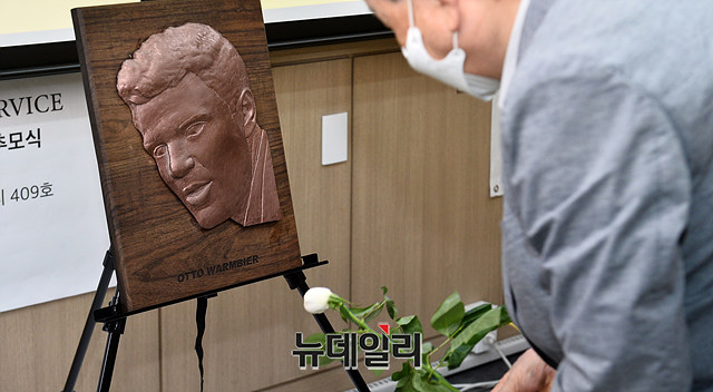 ▲ 19일 서울 관악구 '트루스포럼 서울대 센터'에서 열린 '오토 웜비어' 사망 4주기 추모식 참가자들이 헌화하고 있다. ⓒ이기륭 기자