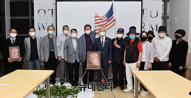 ▲ 19일 '트루스포럼'과 '한강의기적문화예술위원회' 주최로 열린 오토 웜비어 사망 4주기 추모식 참석자들이 기념 촬영을 하고 있다. ⓒ이기륭 기자