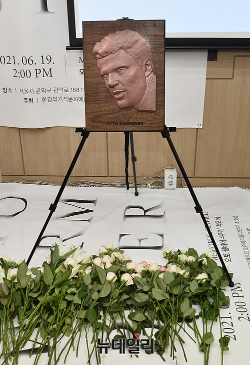 ▲ 방주혁 한강의기적문화예술위원회 대표가 조각한 해당 부조는 21일 UN인권위 서울사무소에 전달된 뒤 제네바 UN인권본부에 공식 전달될 예정이다. ⓒ이기륭 기자