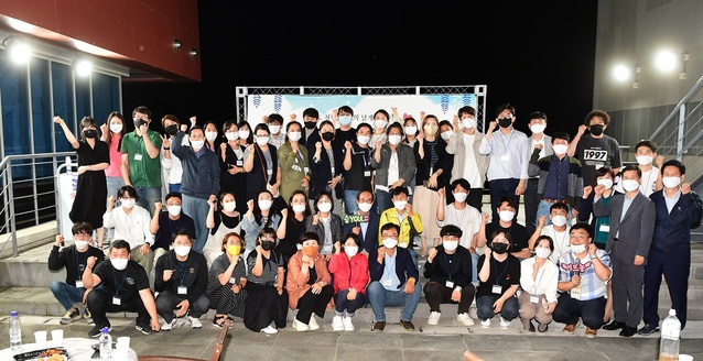 ▲ 청도군(군수 이승율)은 지난 17일 한국코미디타운 야외테라스 광장에서 ‘농촌 신활력 플러스사업’의 일환으로 ‘제4차 청청두레 청년들과 청도군수가 함께하는 현장 토크콘서트’를 진행했다.ⓒ청도군