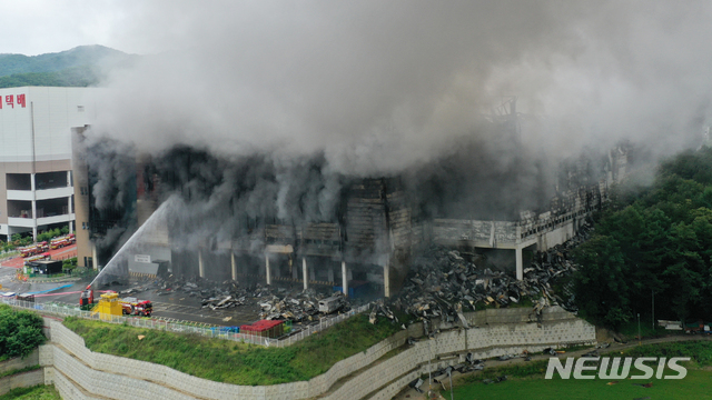 ▲ 지난 18일 오후 경기도 이천시 마장면 쿠팡 덕평물류센터 화재현장에서 소방관들이 진화작업을 하고 있는 모습. ⓒ뉴시스