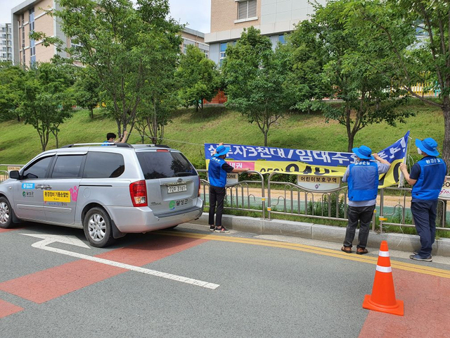 ▲ 달성군(군수 김문오)은 그동안 지속적인 정비에도 불구하고 주민들의 불편을 초래하고 있는 도시환경저해시설물에 대해 이번 달 6월 1일부터 합동 순찰반을 편성, 달성군 전역을 대상으로 대대적인 도시환경정비 활동을 펼치고 있다.ⓒ달성군