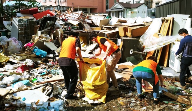 ▲ 대전 중구 은행 선화동이 19일 은행선화동복지만두레 회원들과 함께 선화동 거주 주민 등 20여 명이 20톤의 생활 쓰레기 철거했다.ⓒ대전 중구