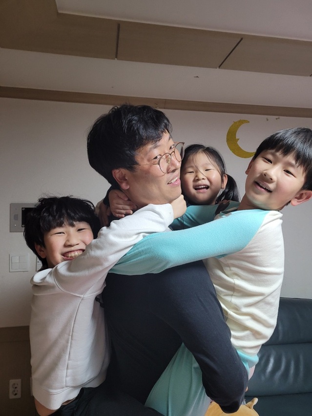 ▲ 대전 동구청우 공모한 사진전에서 우수 작품인 행복상에 선정된 ‘아빠는 슈퍼맨’.ⓒ대전 동구