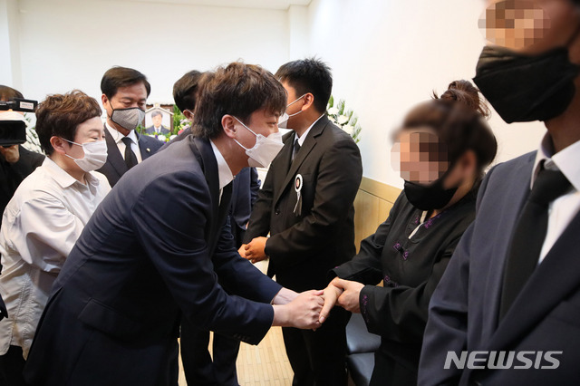 ▲ 이준석 국민의힘 당 대표가 20일 오전 경기 하남시 마루공원 장례식장에 마련된 고 김동식 119구조대장의 빈소를 찾아 조문한 후 유가족을 위로하고 있다. ⓒ뉴시스