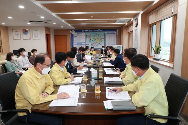 ▲ 예천군(군수 김학동)은 지난 18일 실·과·소장과 김형동 국회의원 보좌관이 참석한 가운데 현안사업의 원활한 추진과 미래전략사업 발굴 등을 위한 당정실무협의회를 가졌다.ⓒ예천군