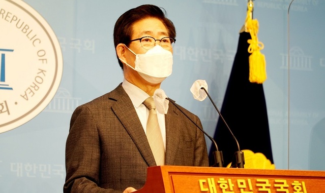 ▲ 더불어민주당 대통령 경선에 나선 양승조 충남도지사 지난 16일 국회 소통관에서 제4차 정책공약발표회를 갖고 있다.ⓒ양승조 대선 캠프