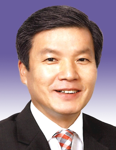 ▲ 정영길(성주군) 경북도의원이 ‘경북 공익형 시장도매인 도입을 위한 정책토론회’에서 농산물 가격 결정과 관련해 궁극에는 산지에서 결정하는 것이 맞다는 등 다양한 의견을 제시했다.ⓒ경북도의회