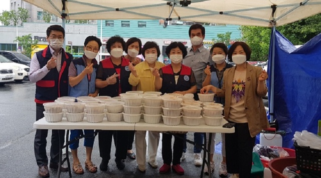▲ 대전 서구 갈마1동 한국자유총연맹이 21일 관내 취약계층 20여 가구에 직접 만든 반찬을 전달했다.ⓒ대전 서구