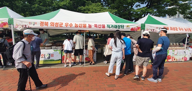 ▲ 의성군은 지난 19부터 20일까지 이틀간 서울 올림픽공원 만남의 광장에서 ‘코로나19 극복 농어민 돕기 직거래장터’에 참여했다.ⓒ의성군