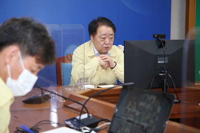 ▲ 한범덕 청주시장이 21일 시청에서 온라인 주간업무보고회를 주재하고 있다.ⓒ청주시