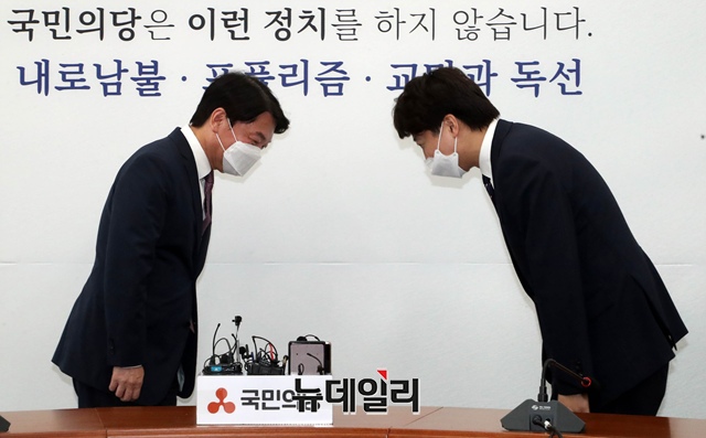 ▲ 이준석 국민의힘 대표가 16일 오후 국회에서 안철수 국민의당 대표를 찾아 인사를 나누고 있다.ⓒ이종현 기자