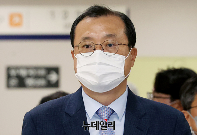 ▲ 직권남용 권리행사방해 혐의로 기소된 임성근 전 부산고법 부장판사가 21일 오후 서울고등법원에서 열린 항소심 공판에 출석 중이다. ⓒ정상윤 기자