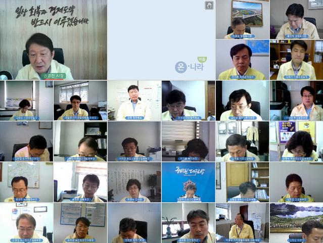 ▲ 권영진 대구시장은 6월 21일 오전 9시 영상회의로 열린 간부회의에서 “7월 1일부터 시행되는 사회적거리두기 개편안에 따른 대구시 적용단계는 방역상황과 각계 의견수렴 과정을 거쳐 내주 초 결정하게 될 것”임을 밝혔다.ⓒ대구시