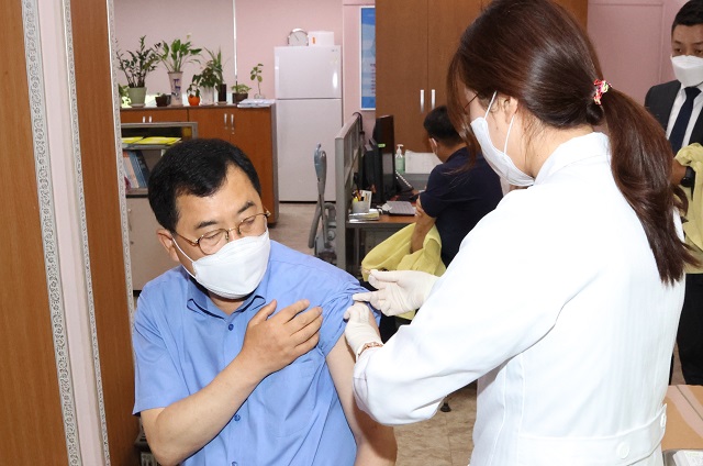 ▲ 주낙영 시장이 18일 오전 경주시보건소에서 코로나19 백신(AZ) 2차 접종을 하고 있다.ⓒ경주시