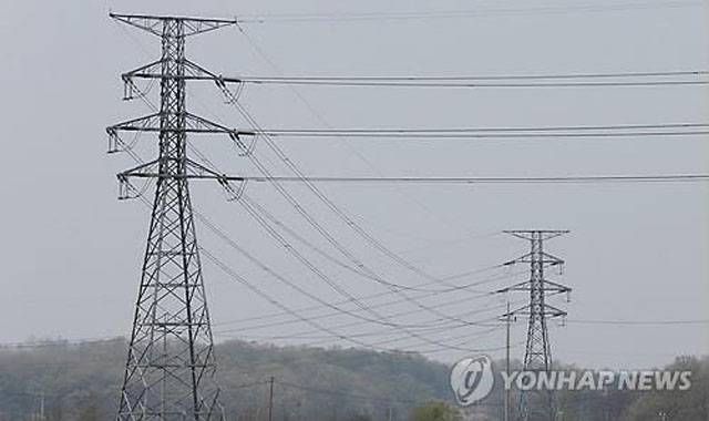 ▲ 문산에서 개성 평화변전소로 이어지는 송전탑. ⓒ연합뉴스. 무단전재 및 재배포 금지.