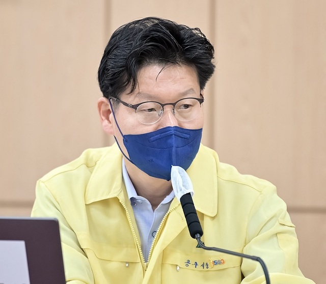 ▲ 김정섭 공주시장이 22일  시청 대백제실에서 열린 주간업무보고회에서 