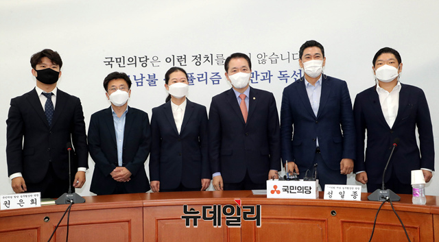 ▲ 국민의힘·국민의당 합당 관련 실무협상단회의가 22일 오전 국회에서 열린 가운데 성일종 국민의힘 단장,  권은희 국민의당 단장 등 참석자들이 기념사진을 촬영 하고 있다.ⓒ이종현 기자(사진=공동취재단)