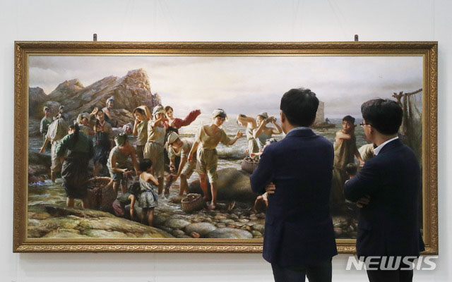 ▲ 2018년 10월 경기 고양시 일산 킨텍스에서 열린 전시회에서 관람객들이 만수대 창작사 작품을 구경하고 있다. ⓒ뉴시스. 무단전재 및 재배포 금지.