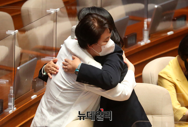 ▲ 부동산 투기 의혹으로 더불어민주당에서 제명된 윤미향 의원이 22일 오후 국회에서 열린 본회의에 참석해 정춘숙 의원과 포옹하고 있다. ⓒ이종현 기자