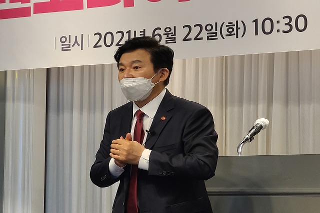 ▲ 원희룡 제주도지사가 22일 서울 여의도 켄싱턴 호텔에서 열린'원코리아혁신포럼' 출범식에서 인사말을 하고 있다.ⓒ원희룡 제주도지사측 제공