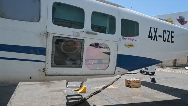 ▲ 소형비행기 동체 옆면에 장착된 레이저 무기. 이스라엘 방위군은 이 무기로 1km 떨어진 드론을 격추했다. ⓒ이스라엘 방위군(IDF) 공개사진.