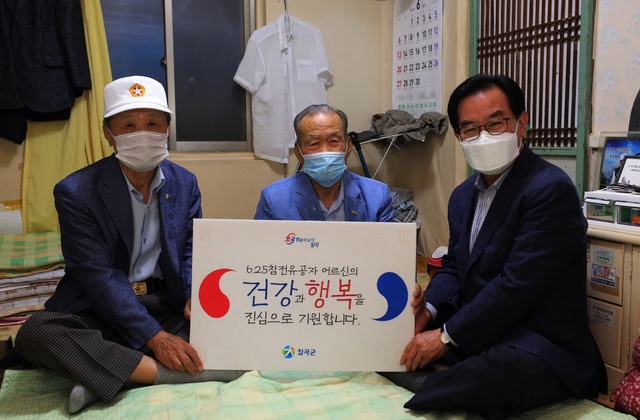 ▲ 백선기 칠곡군수는 22일 왜관읍에 거주하는 6·25참전유공자 자택을 방문했다.ⓒ칠곡군