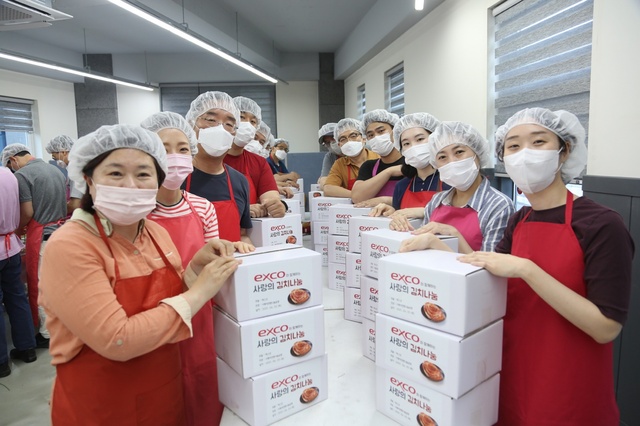 ▲ 엑스코 임직원 35명은 지난 22일 사랑의 김치 나눔 봉사활동을 통해 직접 손질하고 담근 김치 100박스를 지역아동센터 33곳, 홀몸어르신 67가구에 전달했다.ⓒ엑스코