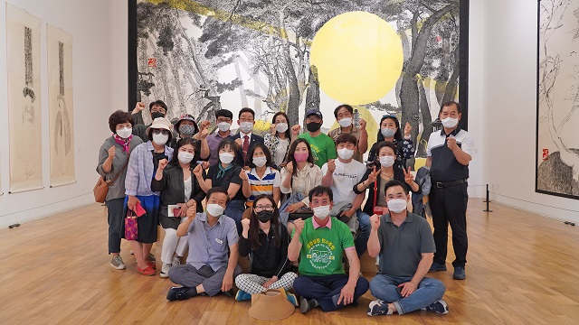 ▲ 경주엑스포대공원을 방문한 새마을문고 광주광역시지부 회장 및 임원진이 기념촬영을 하고 있다.ⓒ경주엑스포