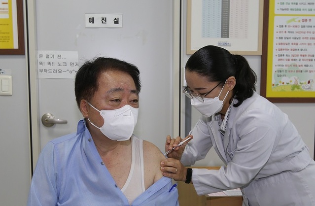 ▲ 한범덕 청주시장이 지난 22일 아스트라제네카(AZ) 2차 접종을 하고 있다.ⓒ청주시