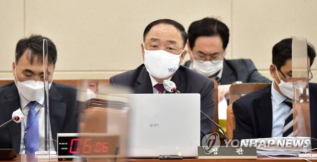 ▲ 답변하는 홍남기 부총리.ⓒ연합뉴스