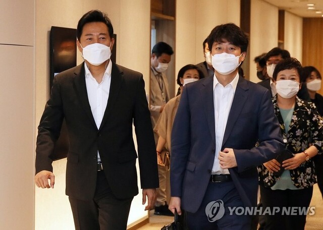 ▲ (왼쪽부터) 오세훈 서울시장과 이준석 국민의힘 대표가 22일 서울특별시청에서 현안간담회를 가졌다. ⓒ 연합뉴스