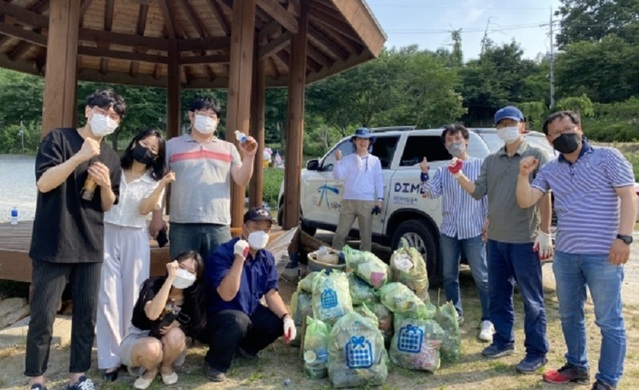 ▲ 대전마케팅 공사가 대청호오백리길 담당 부서가 지난 22일 정비 활동을 전개하고 있다.ⓒ대전마케팅공사