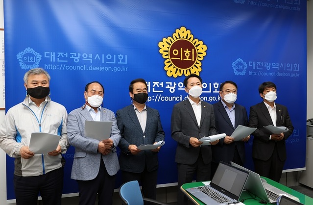 ▲ 대전시의회가 23일 기자회견을 통해 대전의 중점 추진 사업인 ‘K-바이오 랩허브 구축사업’ 유치 총력을 선언하고 수도권 제외를 촉구·건의하는 합의문을 채택했다. ⓒ대전시의회