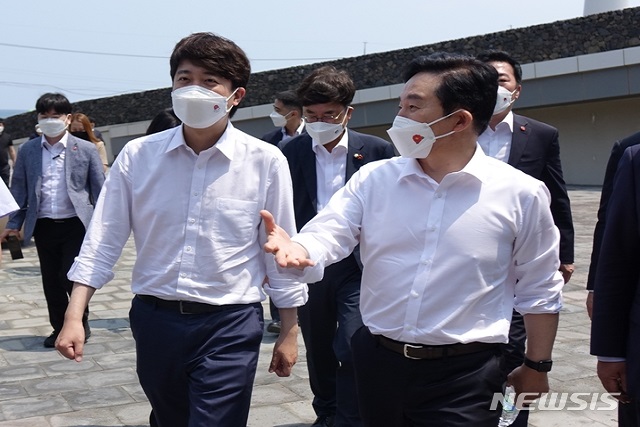 ▲ 이준석 국민의힘 대표(왼쪽)와 원희룡 제주특별자치도지사가 23일 오전 제주시 구좌읍에 있는 제주에너지공사 신재생에너지 홍보관에 들어서고 있다.ⓒ뉴시스